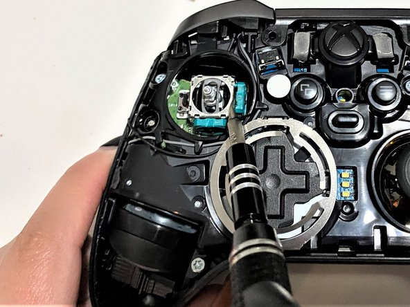 Xbox kolunun içindeki analog modülü üzerinde onarım çalışması