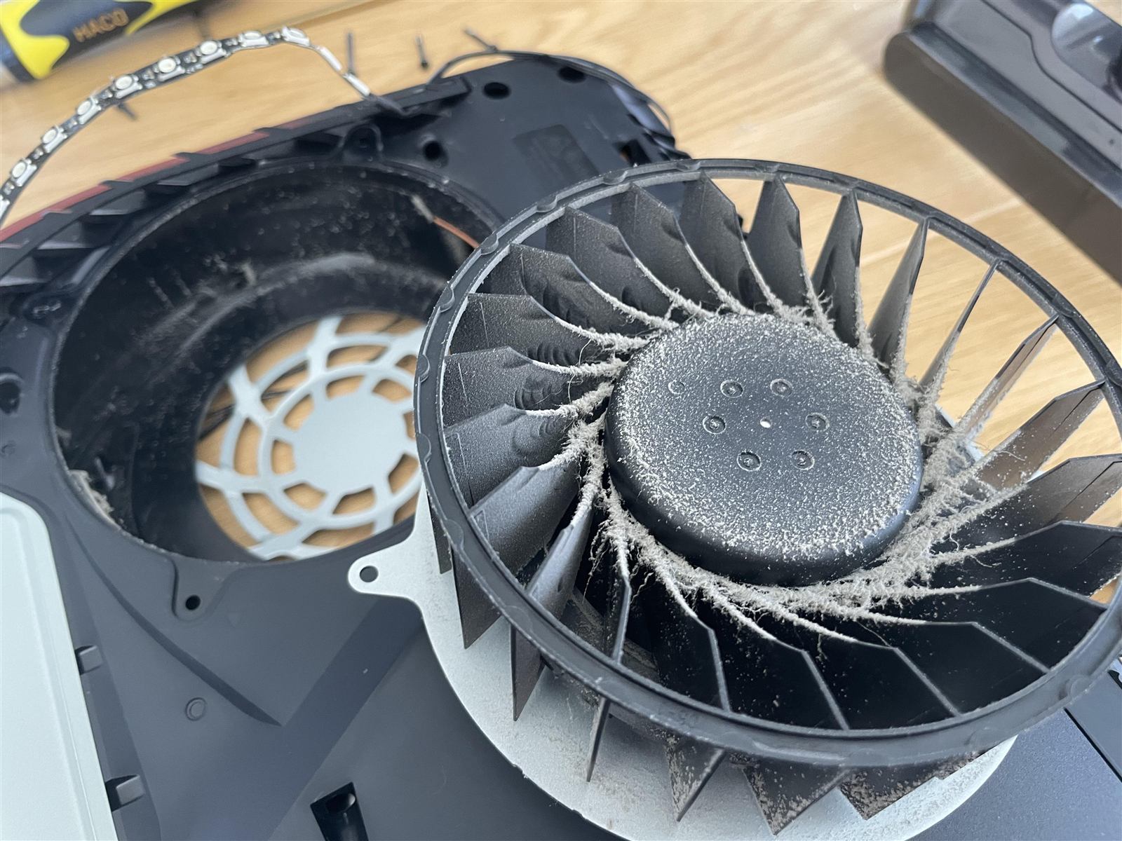 PlayStation 5 iç temizlik — soğutucu ve fanlarda biriken toz