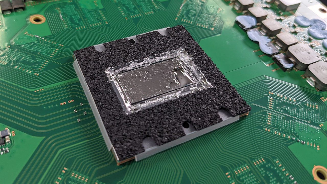 PlayStation 5 konsolu yatay konumda — sıvı metal için önerilen kullanım